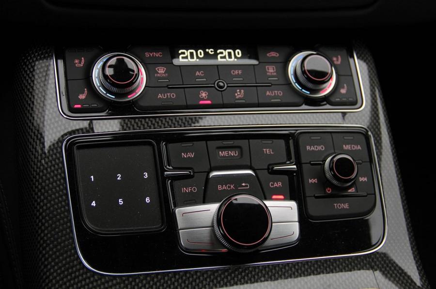 Детали интерьера Audi S8 (D4) 2012 года  (WW) (фото 31 из 36)